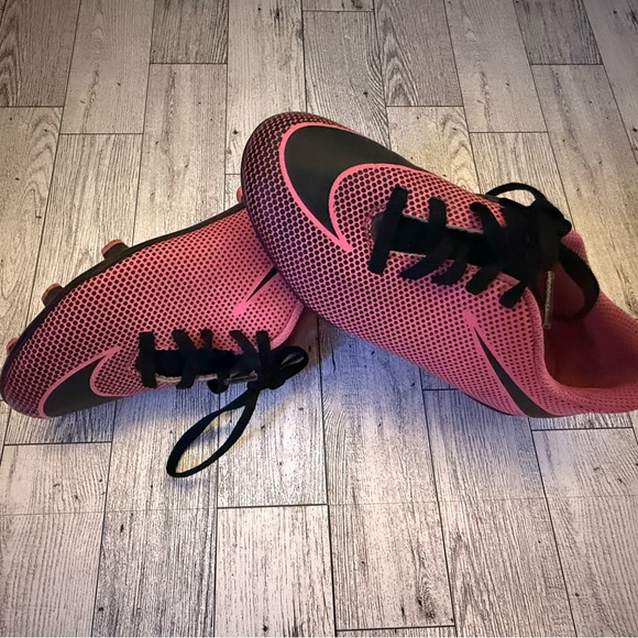 Girls Pink Nike Soccer Cleats (size 12) - Picture 2 of 7